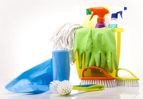 Applying baking soda for mattress odor removal